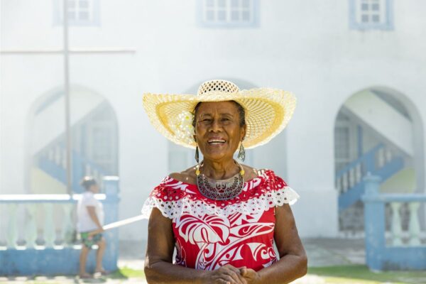 Frau vor einer Kirche auf Raivavae – Französisch-Polynesien