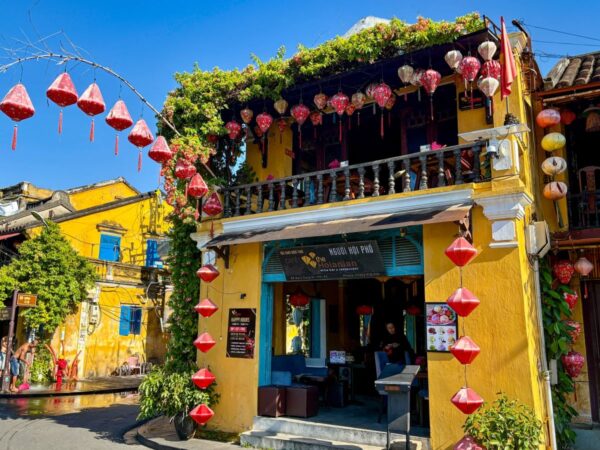 Bunte Laternen und gelbe Fassaden in der Altstadt von Hoi An, Vi