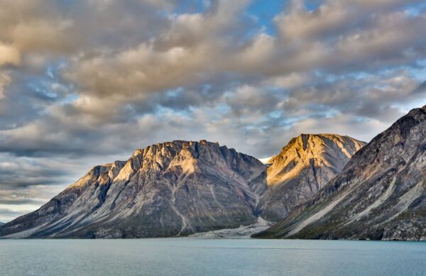 Einsame Fjordwelt unter weitem Wolkenhimmel auf Baffin Island, Kanada