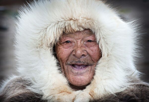 Portrait eines Inuit in traditioneller Kleidung