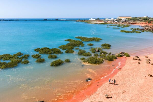 Roter Sandstrand mit flachem Küstenwasser in Broome, Australien