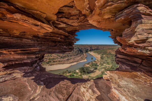 Felsfenster über Flussschleife in der roten Landschaft Australiens