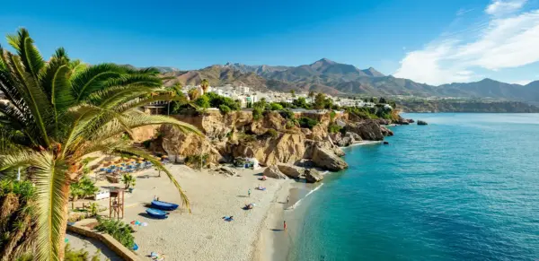 Bucht in Nerja - ttinu - © ttinu / Adobe.com - Erlebnisrundreisen.de