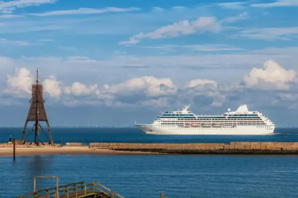 Kreuzfahrtschiff und die Kugelbake - Andreas - © Andreas / Adobe.com - Erlebnisrundreisen.de