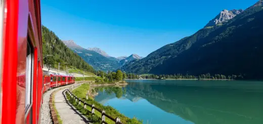 Fahrt mit dem Bernina Express - Nikokvfrmoto - © Nikokvfrmoto / Adobe.com - Erlebnisrundreisen.de