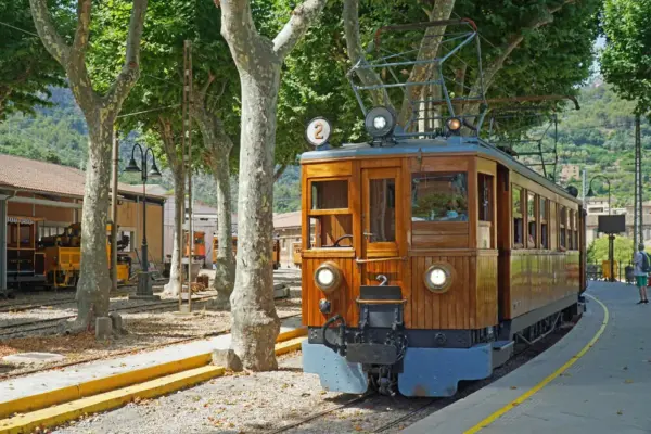 Zug nach Sóller - harlequin9 - © harlequin9 / Adobe.com - Erlebnisrundreisen.de