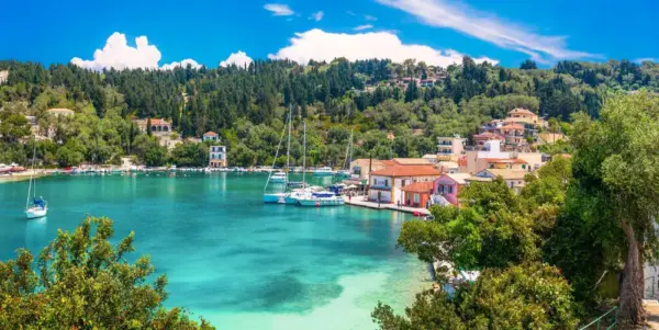 Blick auf Lakka - © freesurf / adobe.com - Erlebnisrundreisen.de