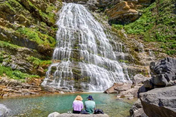Wanderpause am zauberhaften Cola de Caballo-Wasserfall - Jose Aldeguer - © Jose Aldeguer / Adobe.com - Erlebnisrundreisen.de