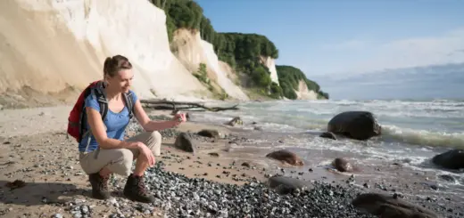 Wanderin am Ostseestrand im Nationalpark Jasmund - Timo Roth - © MV-T/ Roth - Erlebnisrundreisen.de