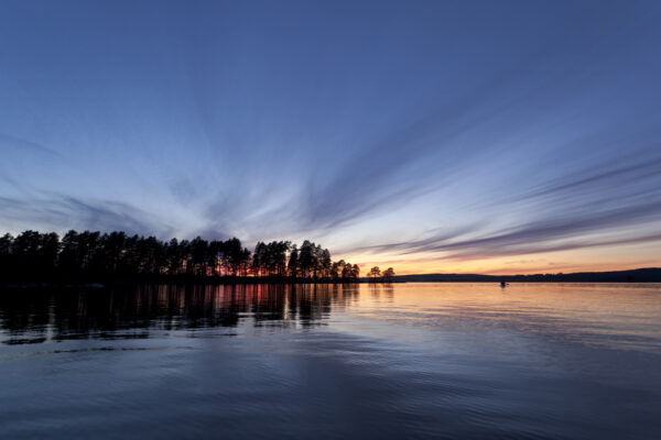 Europa, Schweden, Vaermland,Paddeltour mit Kanadiern auf dem Stora Glå während der blauen Stunde