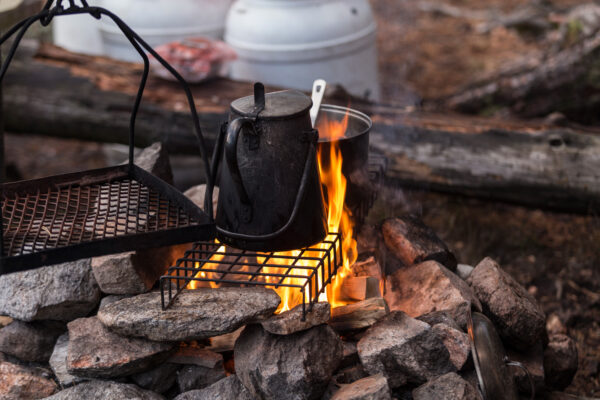 Kochen am Lagerfeuer während einer Paddeltour im Naturreservat Glaskogen