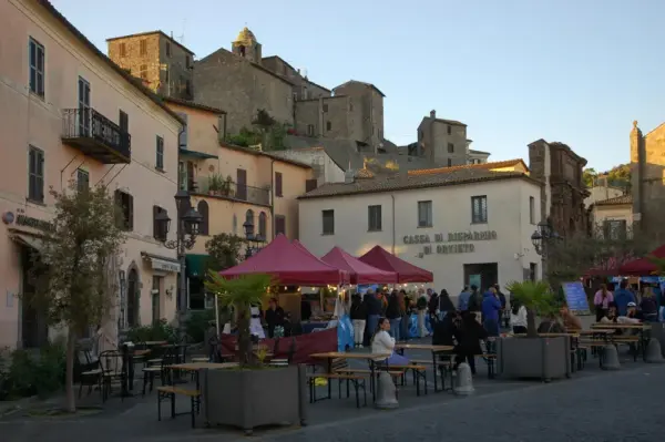 Hauptplatz von Bolsena mit der Burg im Hintergrund - Gerd Thiel - Erlebnisrundreisen.de